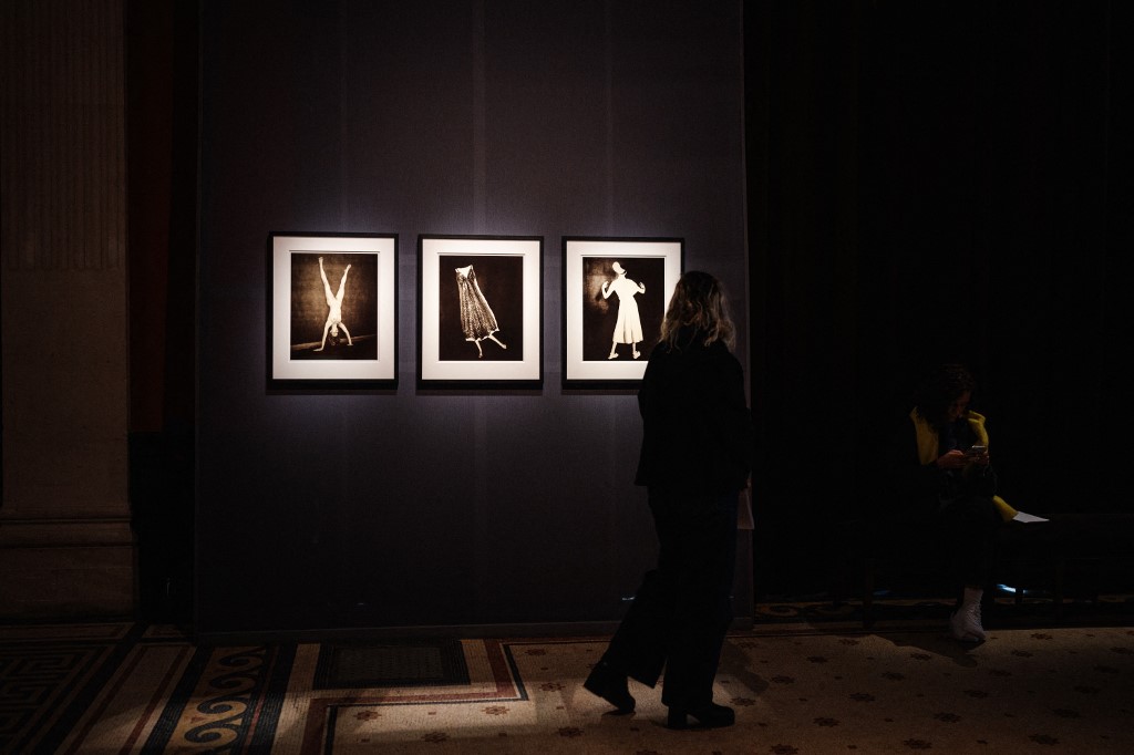 معرض في باريس لأعمال مصور الموضة الإيطالي باولو روفرسي